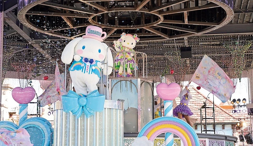 Hello Kitty 等角色定時舉行的遊行與現場表演