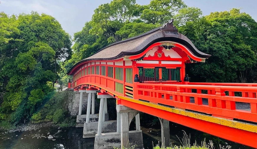 全日本八幡神社的總本社內中紅色的吳橋