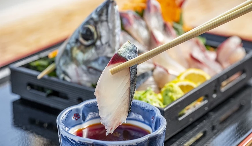 附魚頭的關青花魚生魚片