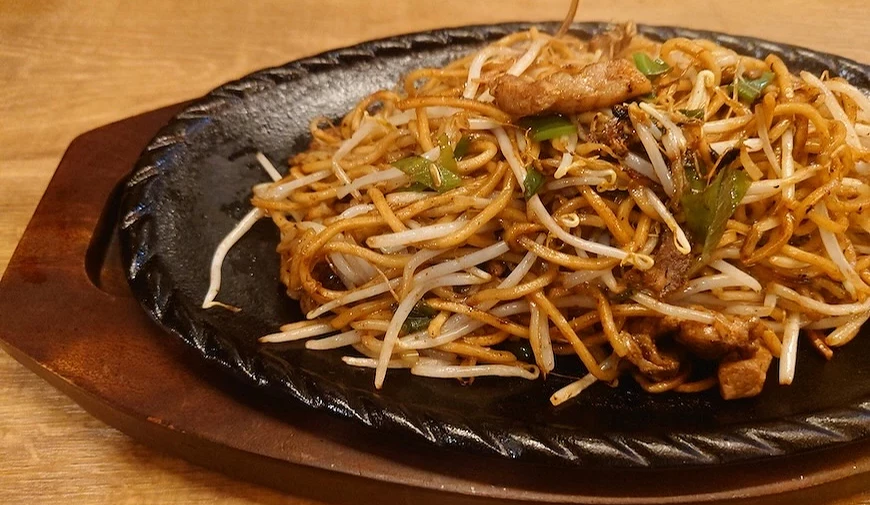 鐵板上的日田炒麵