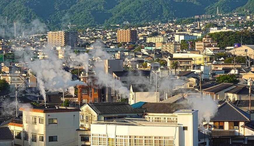 別府可以看到到處都是溫泉煙霧的青井