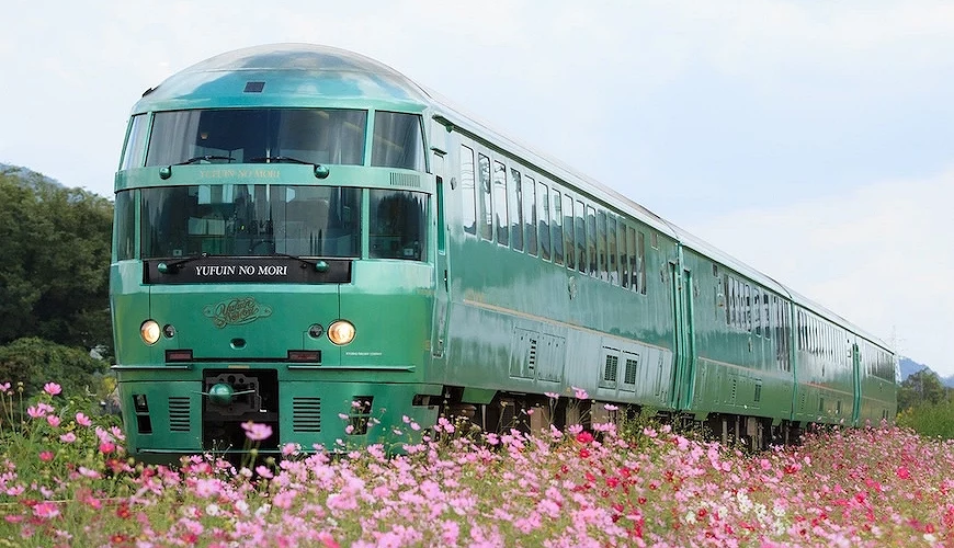綠色車身的由布院之森