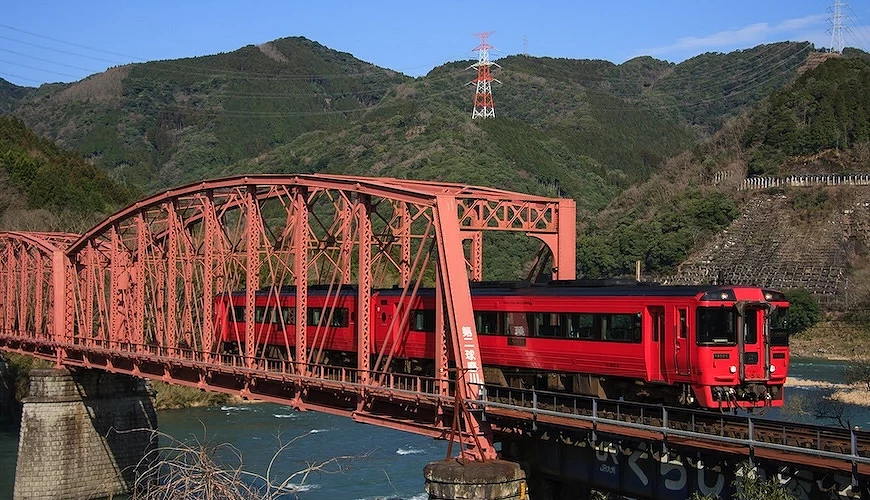 紅色車身的九州橫斷特急行駛於橋上