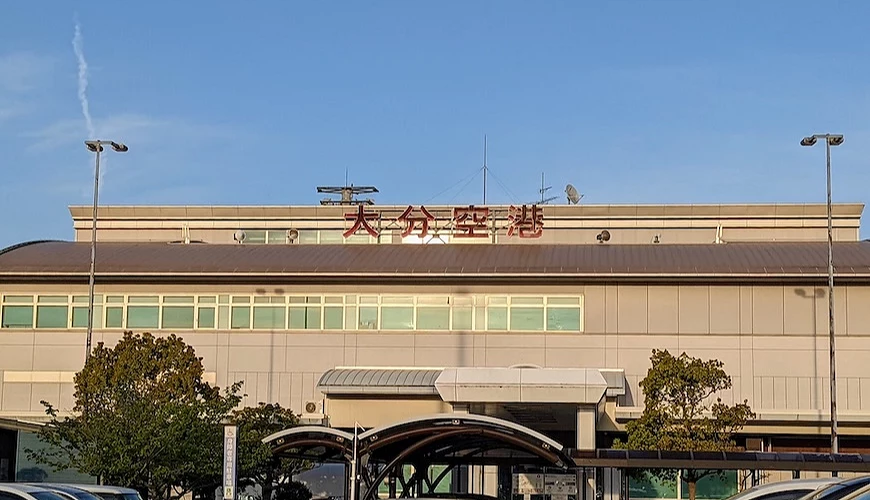大分機場外觀與紅色大字的招牌