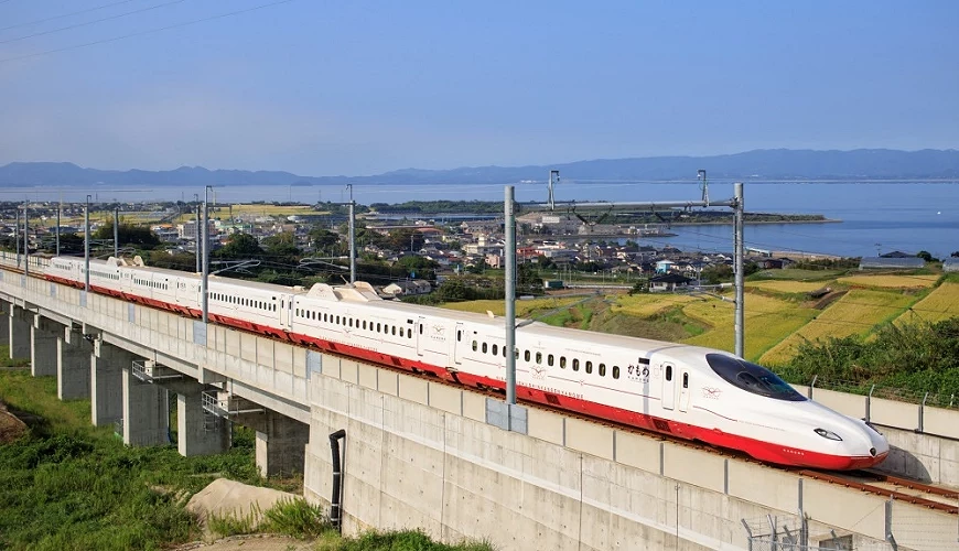 大村灣為背景行駛中的新幹線「かもめ」