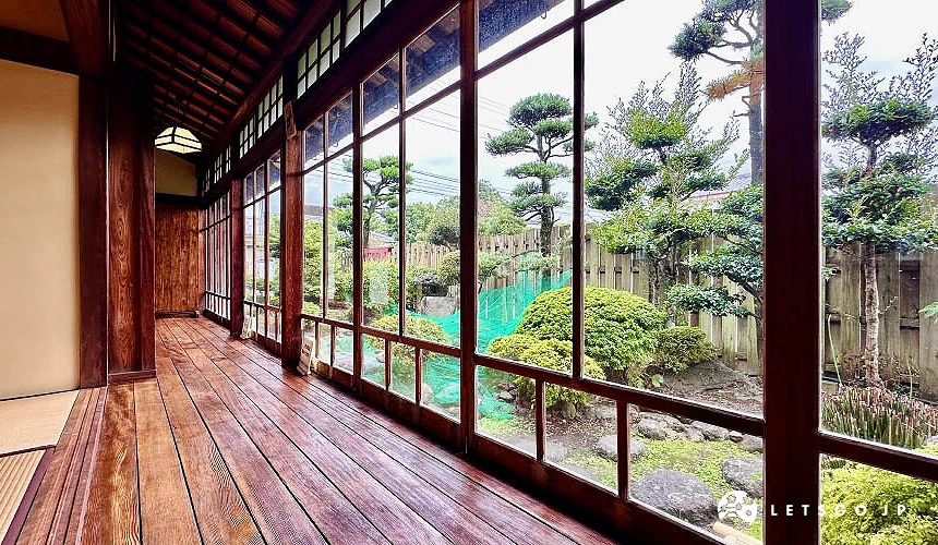 很有古意的日式建築長廊,保有大正時期的波浪紋玻璃,能欣賞日本庭園攝影:Angie