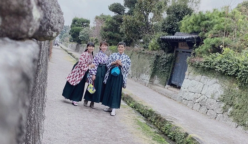 穿著大正和服的女孩們在「鯉魚游水街道」散步提供:島原観光ビューロー
