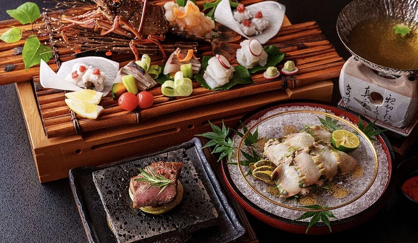 利用在地季節食材製作的懷石料理的提供:旅亭 半水盧
