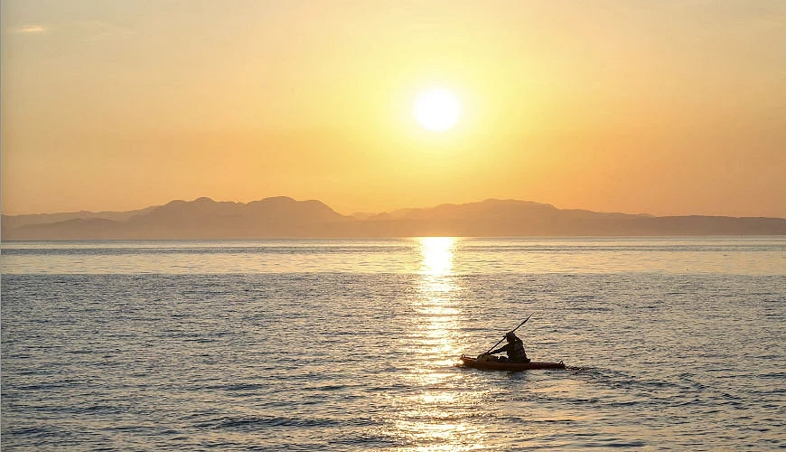 橘灣日落夕陽中海上的皮划艇提供:雲仙観光局