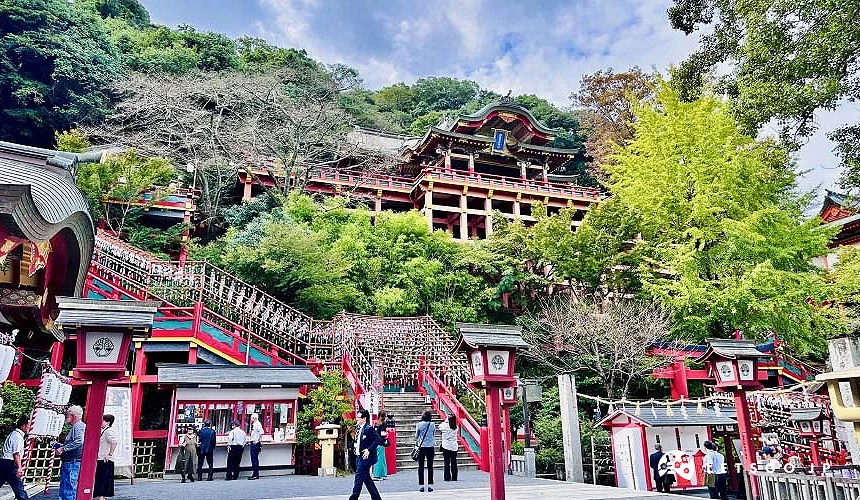 「祐德稻荷神社」依山而建的御本殿,參拜階梯上裝飾著彩色風鈴攝影:Angie