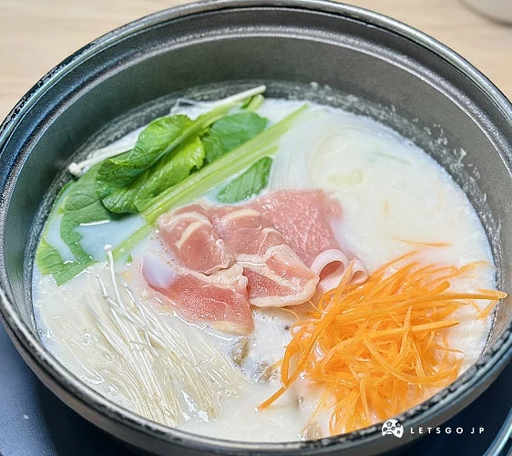 湯豆腐鍋的食材有季節蔬菜與金星豚攝影:Angie