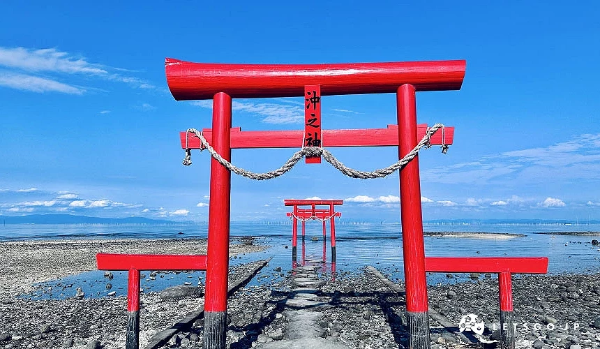 乾潮時的「大魚神社」海上鳥居攝影:Angie