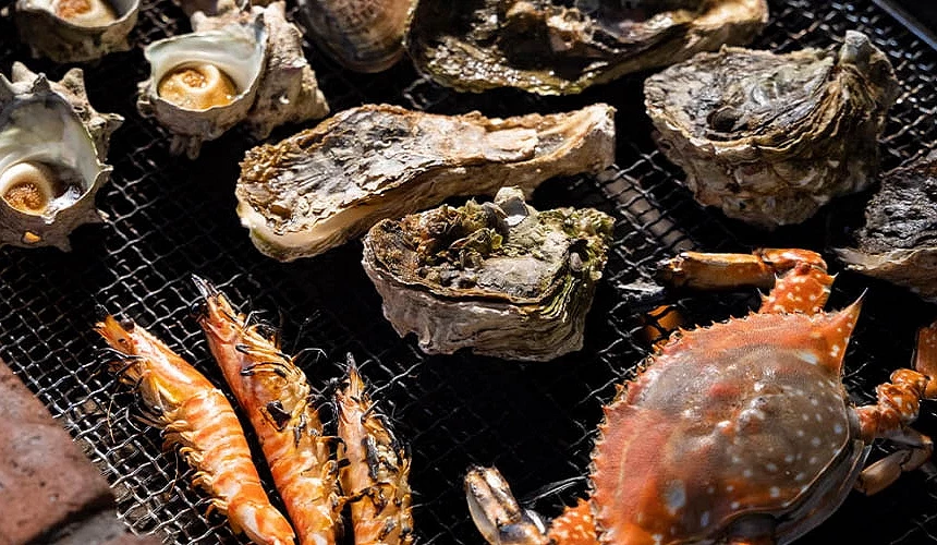 烤網上料理著竹崎蟹、牡蠣等海產提供:おみやげ村