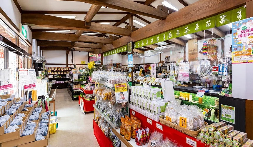 「嬉野茶村」店舖內陳列豐富的茶款提供:茶販売 うれしのお茶ちゃ村