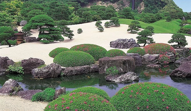 庭園中百花盛開與嫩綠新葉交織出柔和而鮮明的色彩