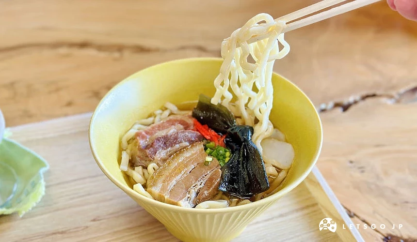 捲捲的蕎麥麵吃得到本身的甜味,湯頭清爽好喝,三層肉入口即化攝影:Angie