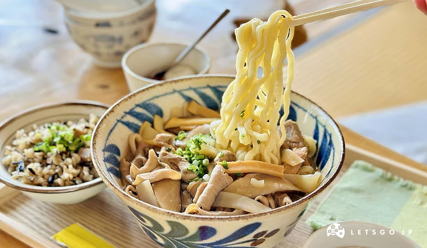 「豬內臟白味噌蕎麥麵」配料豐富、麵體有嚼勁攝影:Angie