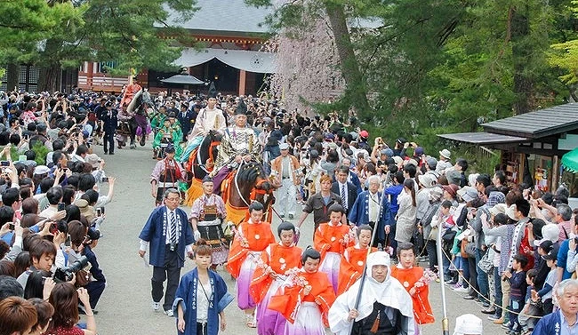 藤原祭典一行人遊行