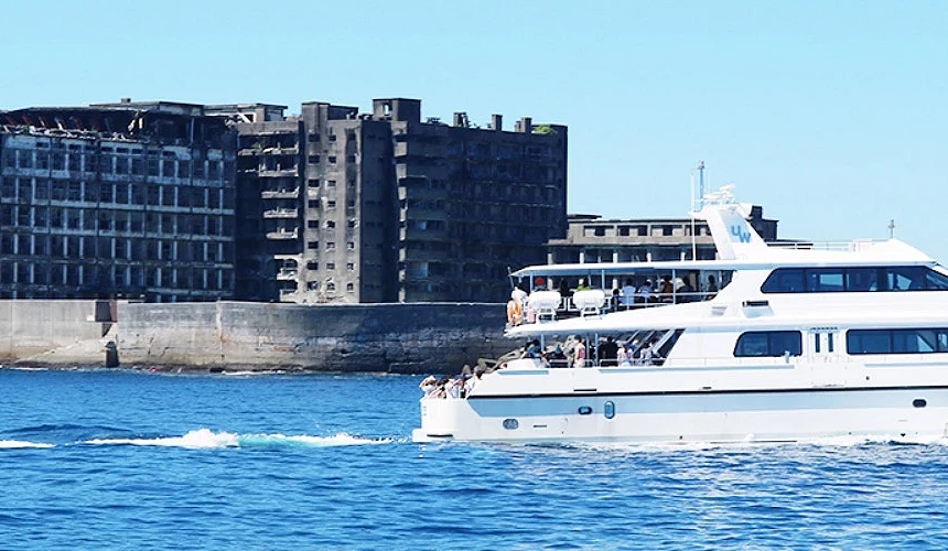 軍艦島巡遊觀光船駛向「端島(軍艦島)」提供:軍艦島デジタルミュージアム