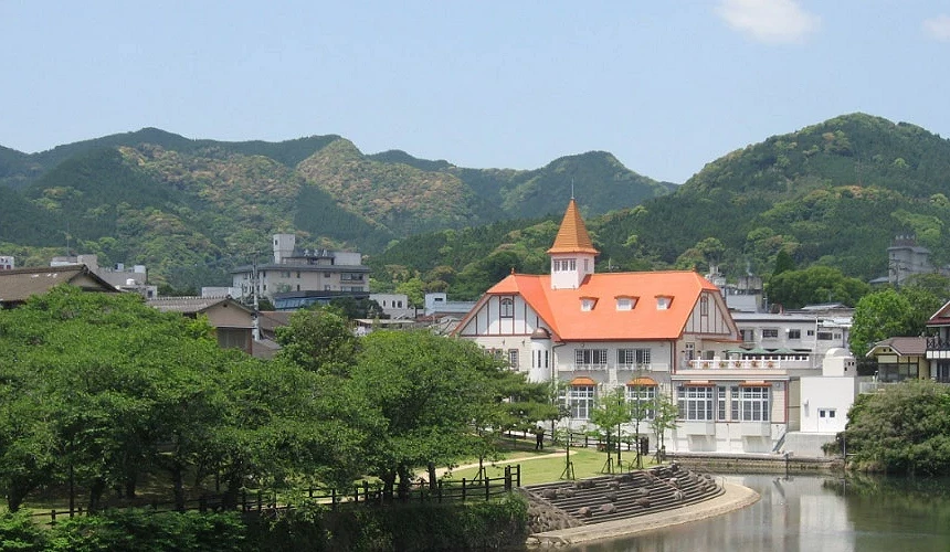 有著顯眼的橘色屋頂的「公共浴場西博爾德溫泉」座落河畔提供:長崎県観光連盟