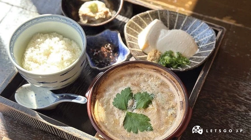 湯葉丼套餐有白飯、小菜裝在托盤上