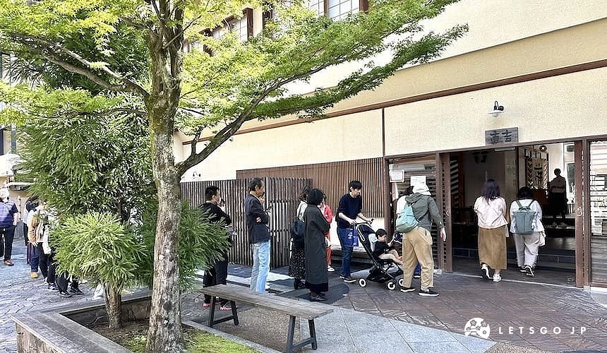 日式的餐廳外排著等候的人們