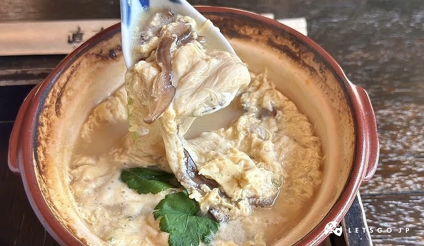 用湯匙撈起碗中的湯葉丼