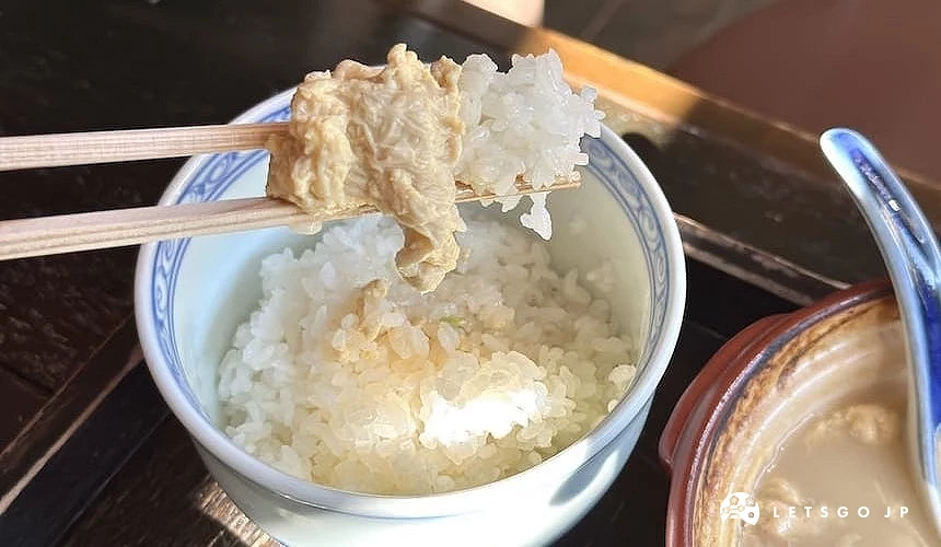 用筷子夾著湯葉與飯