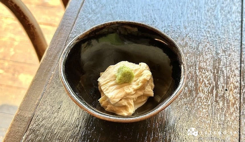 茶碗中裝著湯葉與芥末醬
