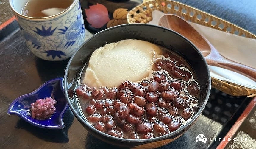 托盤上有豆腐紅豆湯與茶點及湯匙