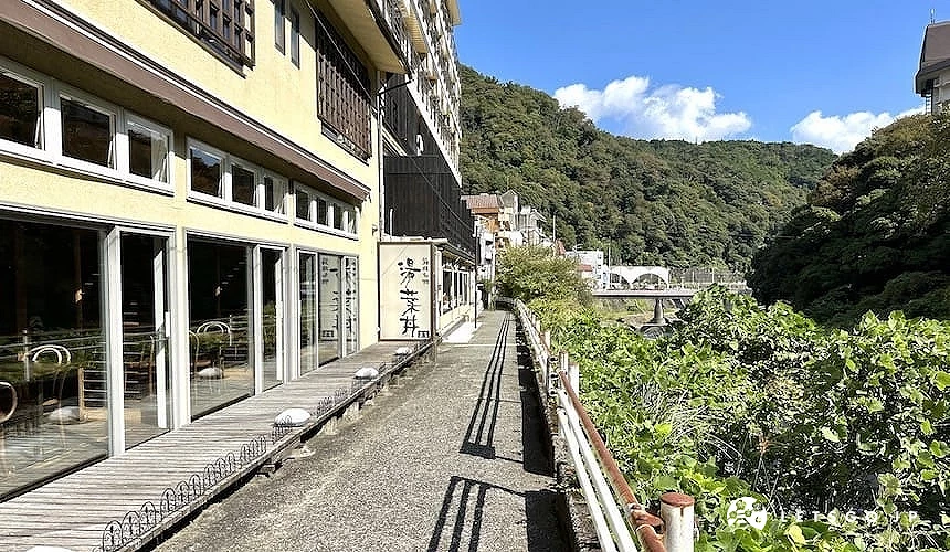 河川旁的日式餐廳,加上藍天白雲與山景
