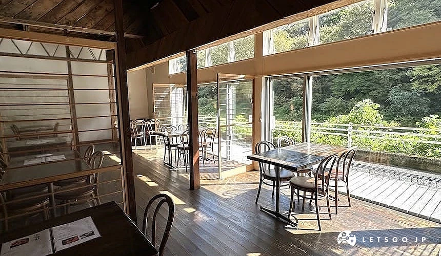 餐廳內擺了木頭色餐椅,窗外是山景