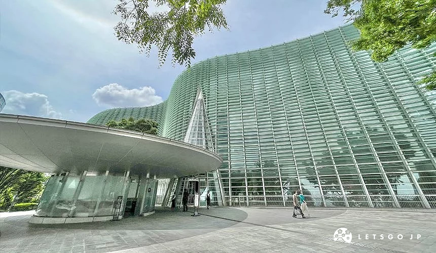 國立新美術館外觀呈現波浪設計