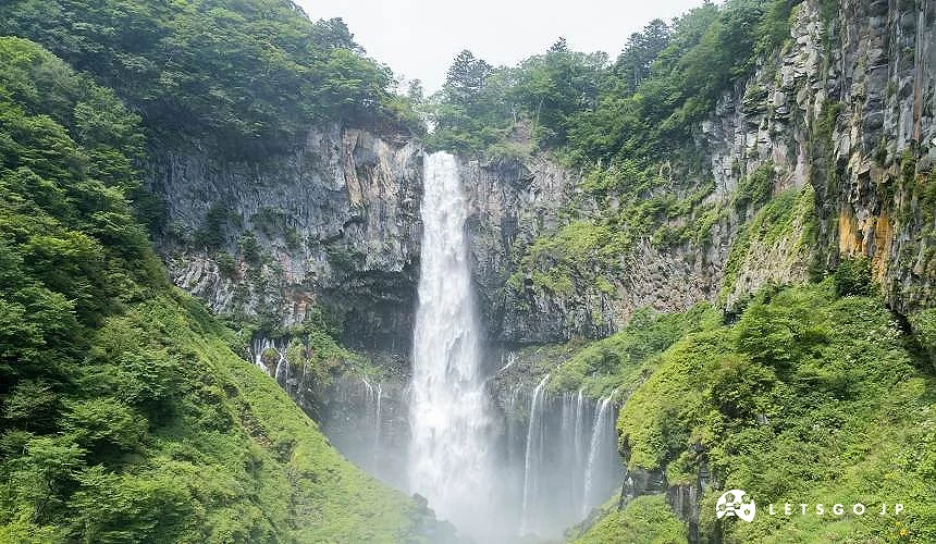 樹林中有一個峽谷,峽谷中有瀑布自97公尺高處傾瀉而下