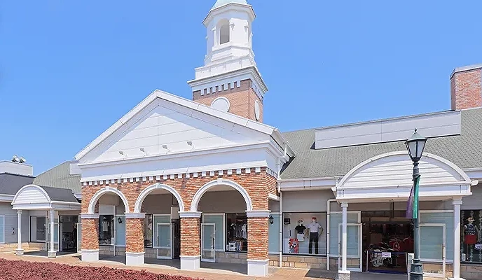 佐野 Premium Outlets 園區外觀,歐風建築排列整齊,在藍天下呈現開放式的大型 Outlet 購物空間