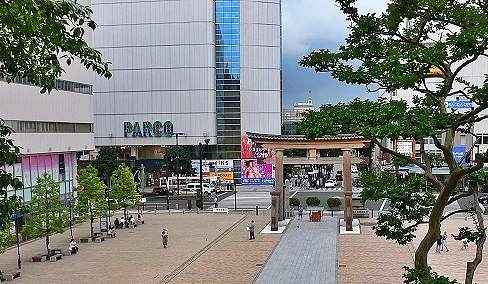 宇都宮市區車站周邊景觀,廣場前方可見商業大樓與行人空間