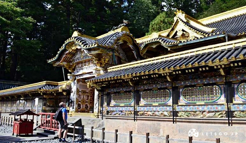 日光東照宮境內華麗的社殿建築,金色屋簷與彩色雕刻細節,在杉木林環繞下展現莊嚴氣氛