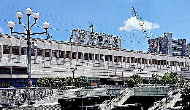 JR 宇都宮站外觀,車站建築前方設有巴士轉運空間與行人步道