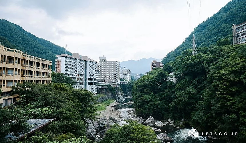 鬼怒川溫泉街沿溪谷分布,溫泉旅館夾在青山與河流之間