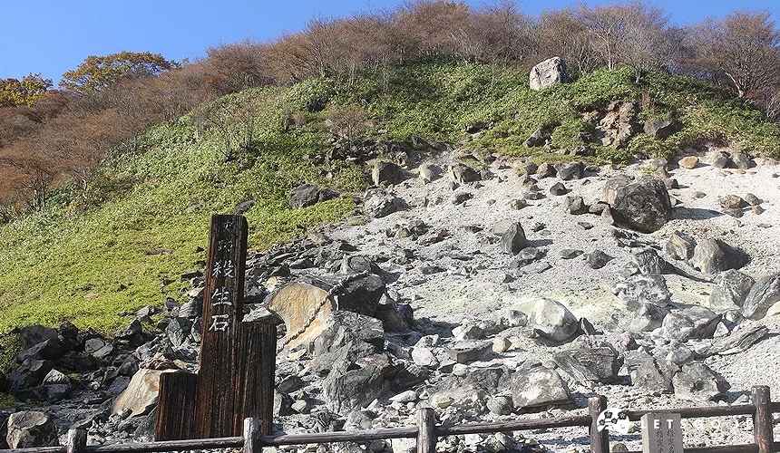 那須高原殺生石景觀,灰白色岩石遍布山坡,周圍可見草地與山林
