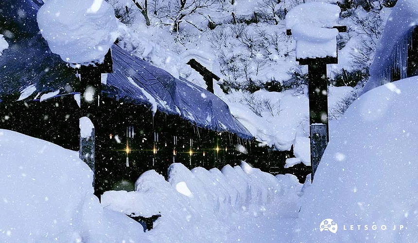 冬天夜幕低垂的乳頭溫泉鄉,到處是唯美雪景