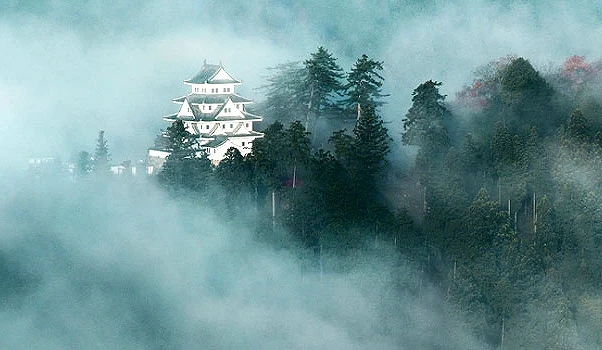 雲霧瀰漫的山林間,郡上八幡城的白色天守從霧海中浮現,彷彿漂浮於空中,呈現宛如「天空之城」般的夢幻景色