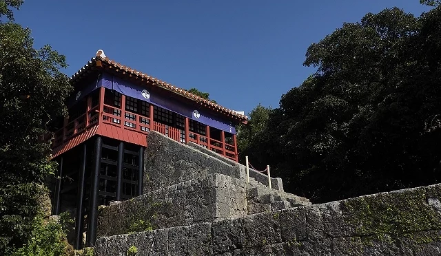 末吉公園內的琉球風格建築與石牆,位於綠樹環繞的丘陵地形中