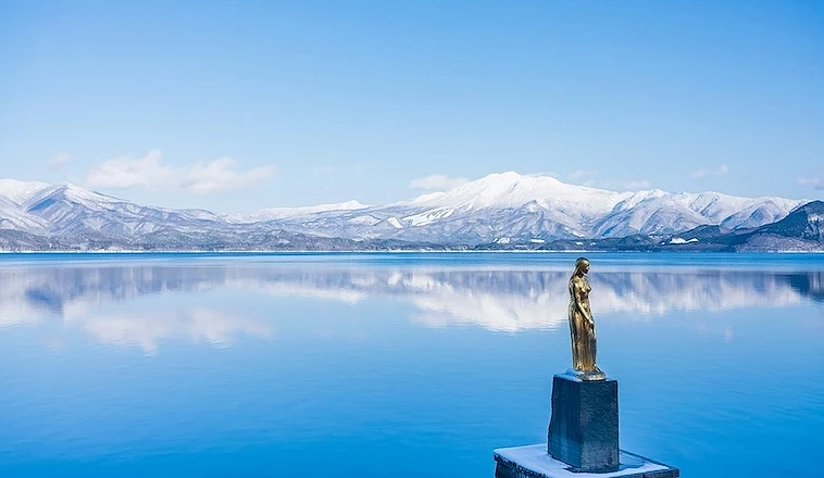 湖上倒映雪山與辰子姬金色雕像