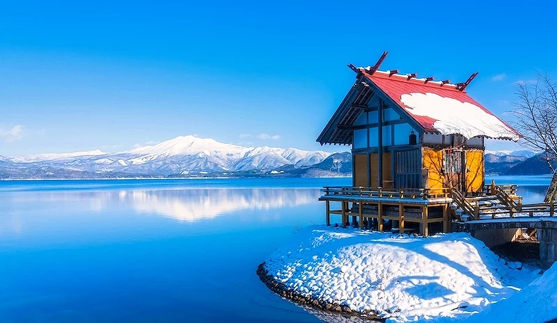 雪山、湖景與湖畔旁紅色屋頂的小神社