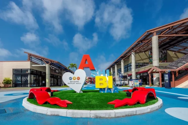 「沖繩 OUTLET ASHIBINAA 購物中心」2026推薦必買必吃攻略 的縮圖