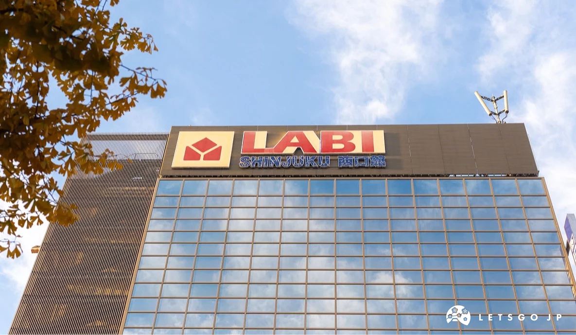 LABI 新宿西口館外觀的玻璃帷幕,反射出藍天