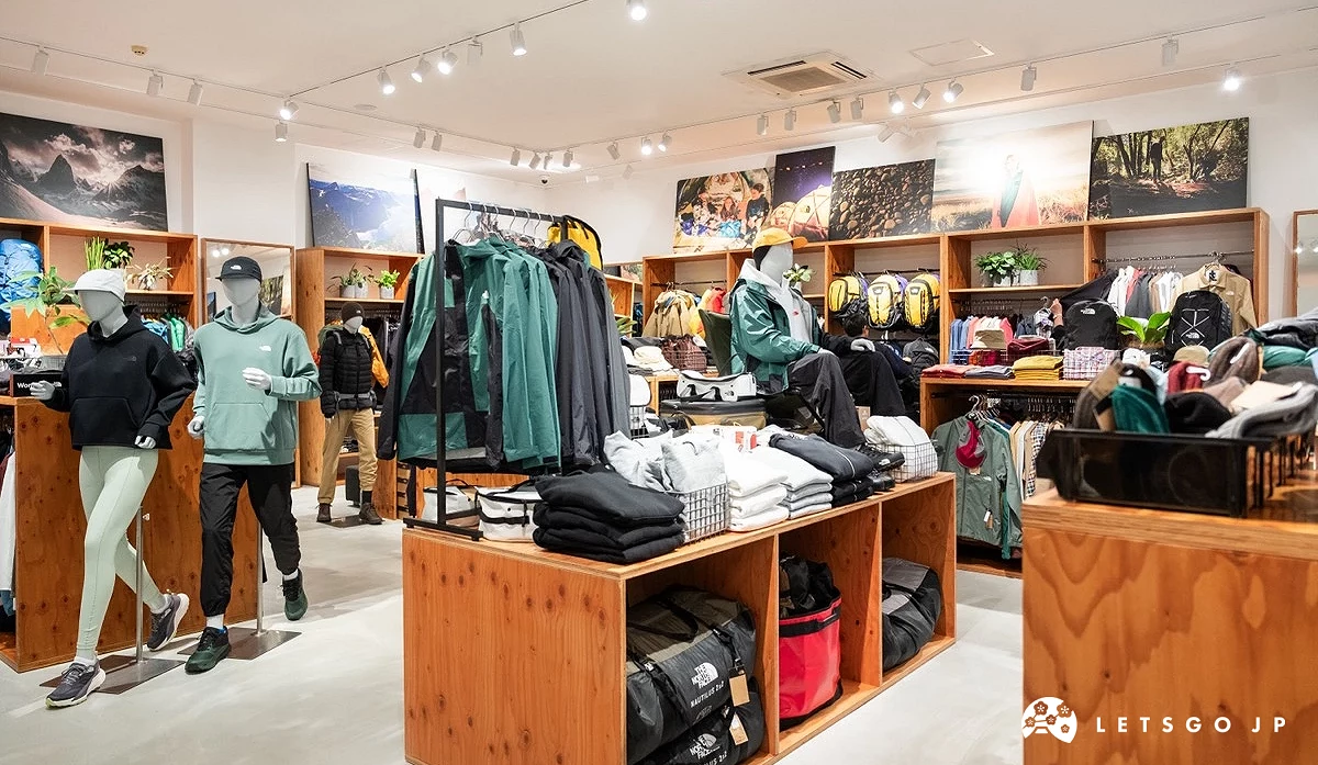 沖繩OUTLET ASHIBINAA的THE NORTH FACE店內,陳列許多運動服飾
