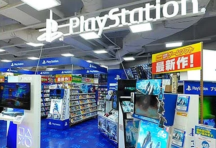 商場內擺放著豐富遊戲片、機台與模型