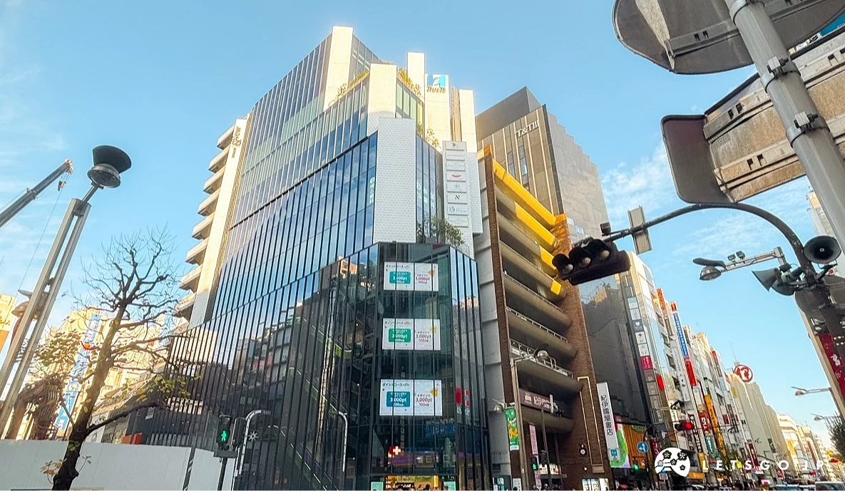 四層樓高的藥妝店坐落在十字路口中央
